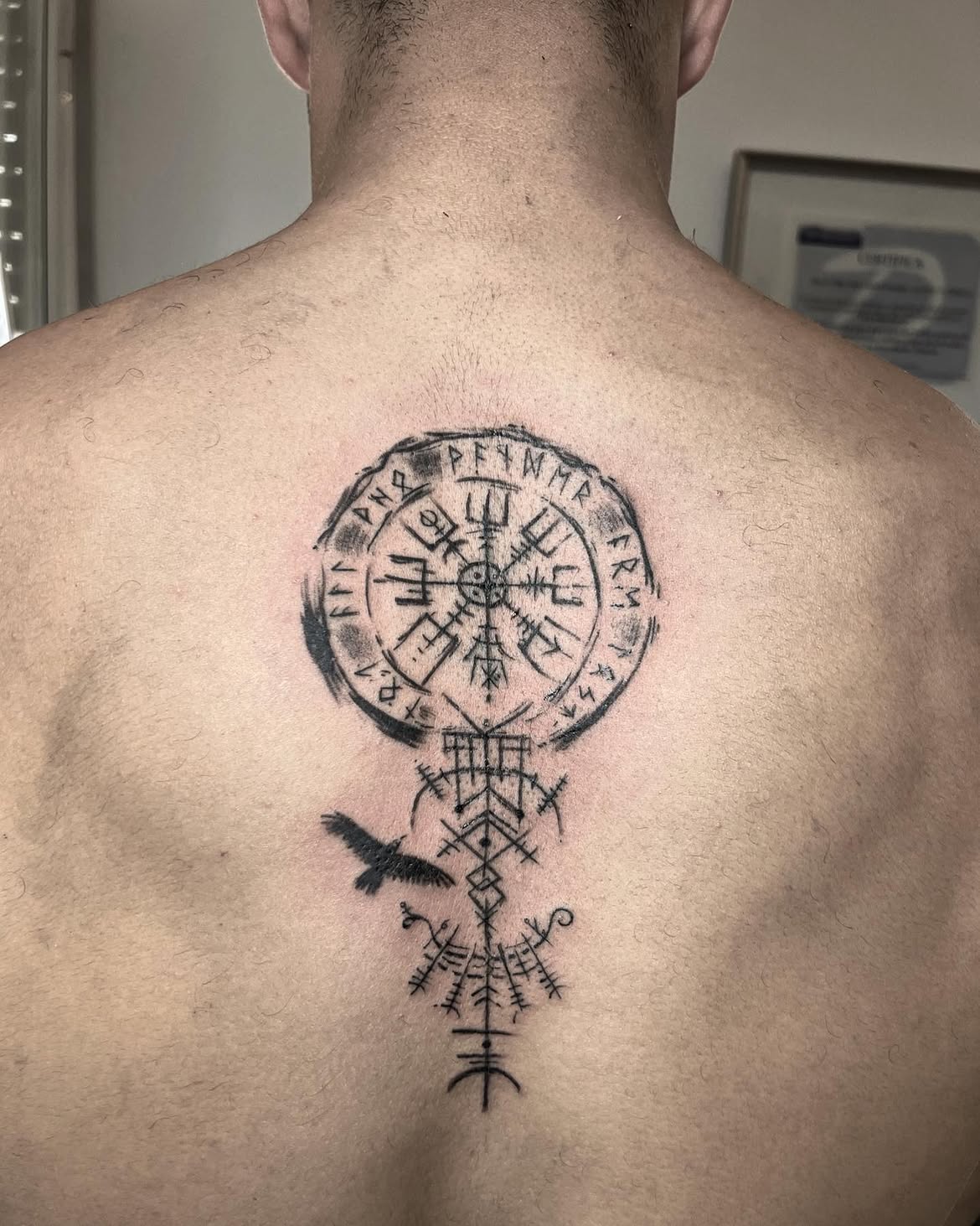Runas Vikingas - Tatuaje con líneas precisas geométricas